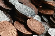 如何评估不同贵金属的市场价格？这些价格受哪些因素影响？