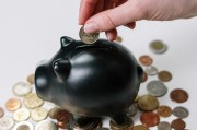 如何理解中国黄金市场的价格定位？这种定位如何影响国内消费者的购买行为？